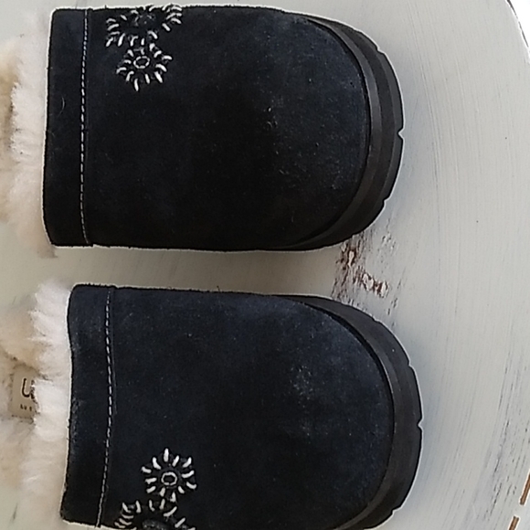 UGG Black  Sheepskin Lined Clogs Girls Youth 5237 - Picture 14 of 16